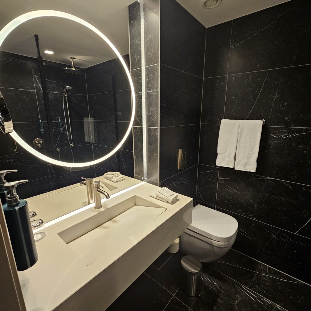 Hilton Berlin King Executive Renovated Room Bathroom