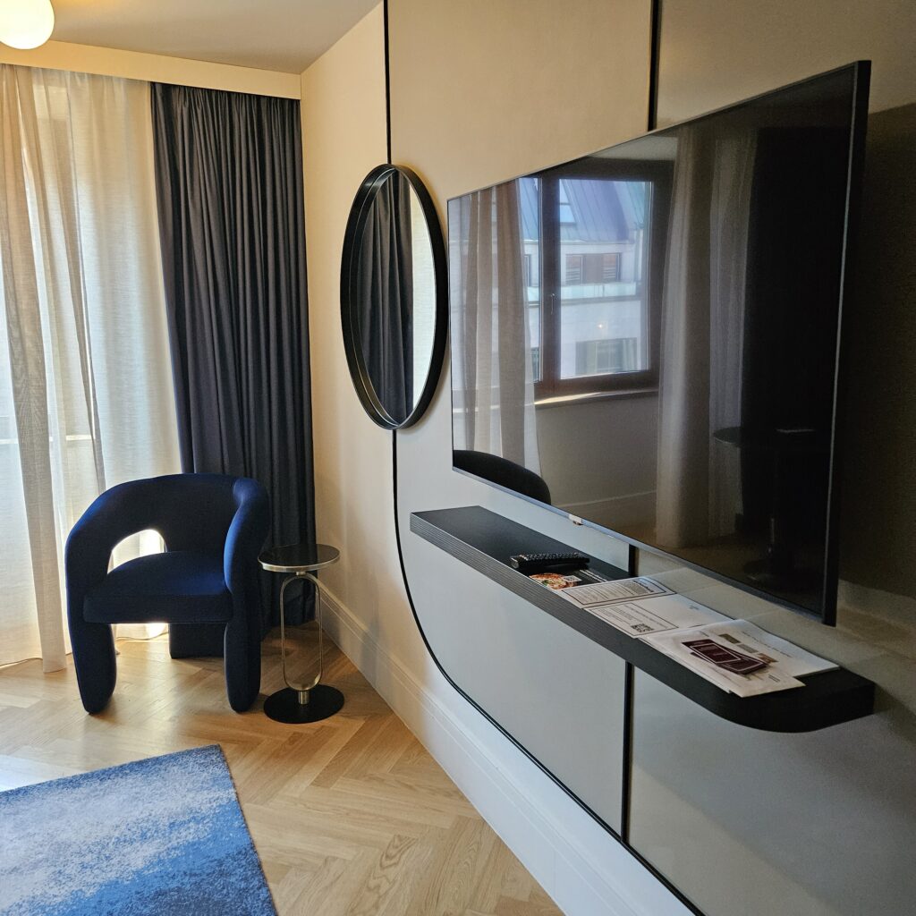 Hilton Berlin King Executive Renovated Room TV