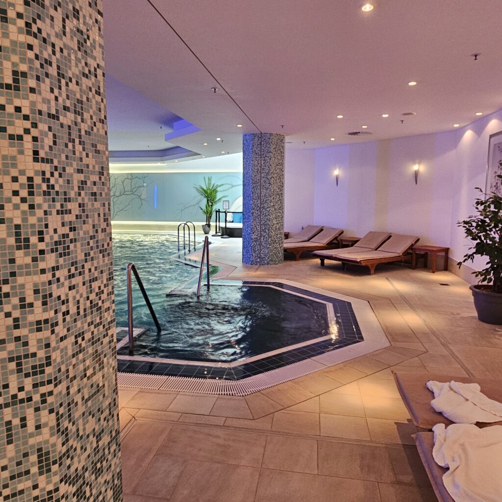 Hilton Berlin Pool Jacuzzi